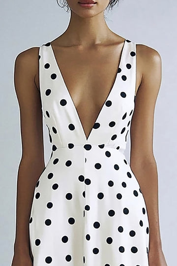 Robe blanche à pois noirs à col en V